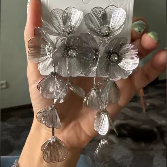 Zara Kate Middleton cascading floral Silver earrings - Picture 6 of 8